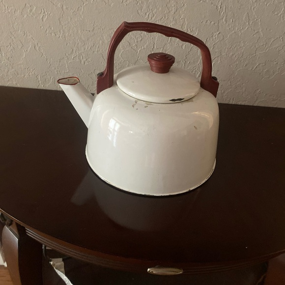 Vintage 1920’s Enamel Tea Pot White w/ Red & Brown Trim. Very Good Condition - Picture 2 of 8